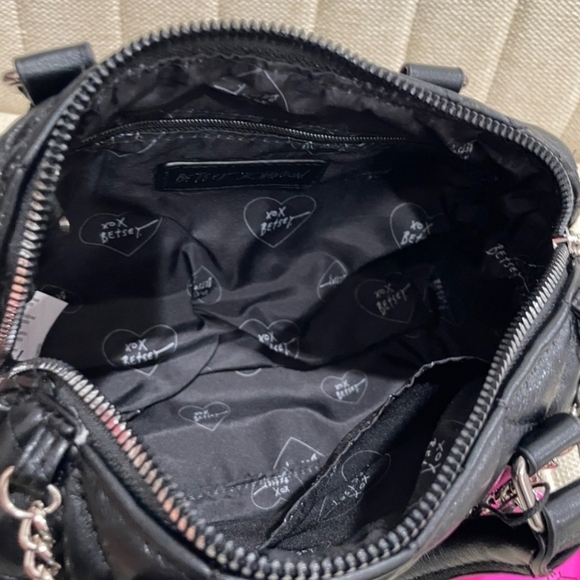 🔹️Betsey Johnson🔹 Black Heart Quilted Medium Barrel Satchel XOJEAN Chain Skull - Picture 5 of 6